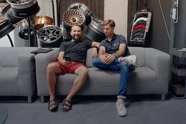 Jimmy Pelka und Philipp Janczewski auf der Couch