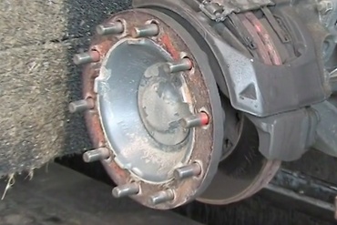 Erneuern des Bremssattels an einer LKW-Scheibenbremse 