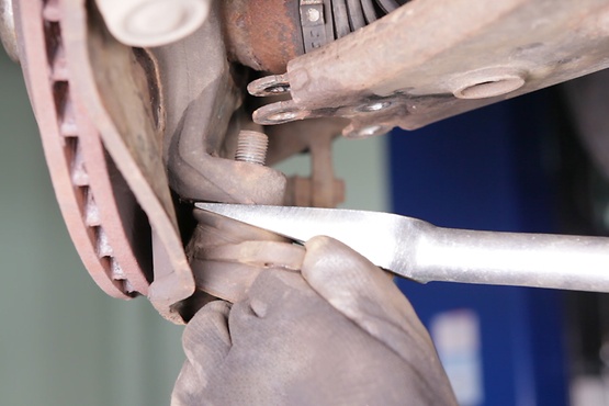 Removing the compression ball joint with special tool