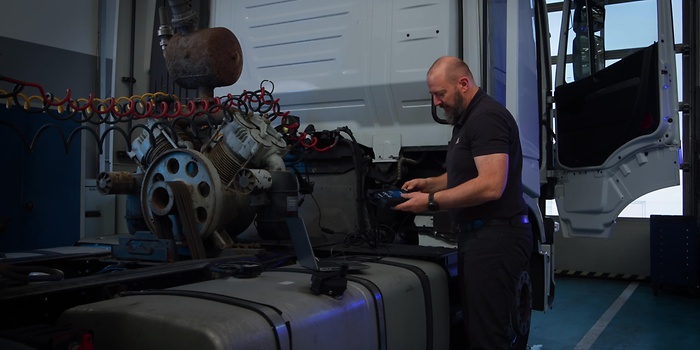 mann vor einem Lkw mit Gerät 