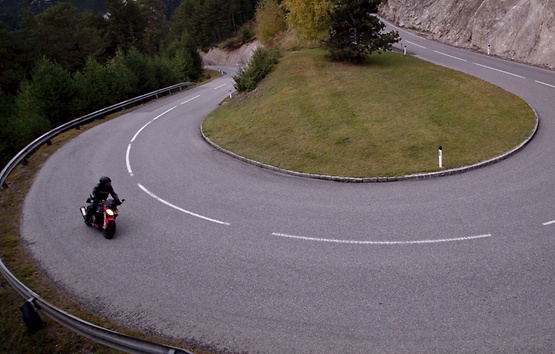 Motorrad auf einer Landstraße in einer Kurve