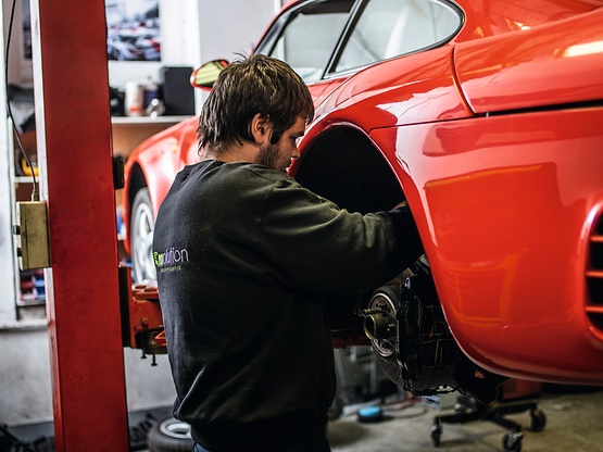un mécanicien travaille sur une voiture dans un atelier 