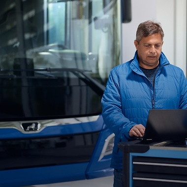 Servicemitarbeiter nutzt ZF Bus Connect auf dem Laptop