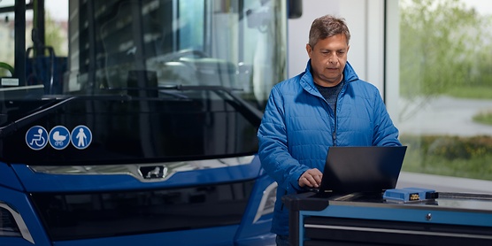 El empleado de servicio utiliza ZF Bus Connect en el portátil