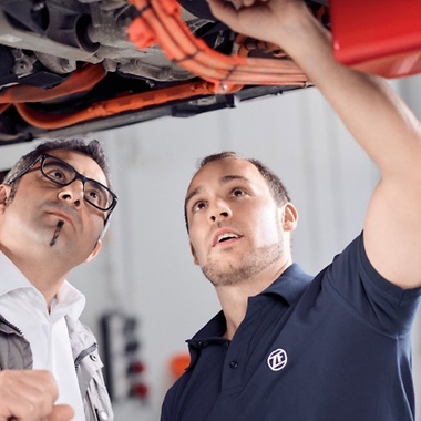 Il team tecnico spiega le componenti ZF per le trasmissioni automatiche