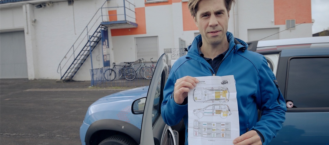 Philipp mit Rettungskarte am Elektro-Prototypen