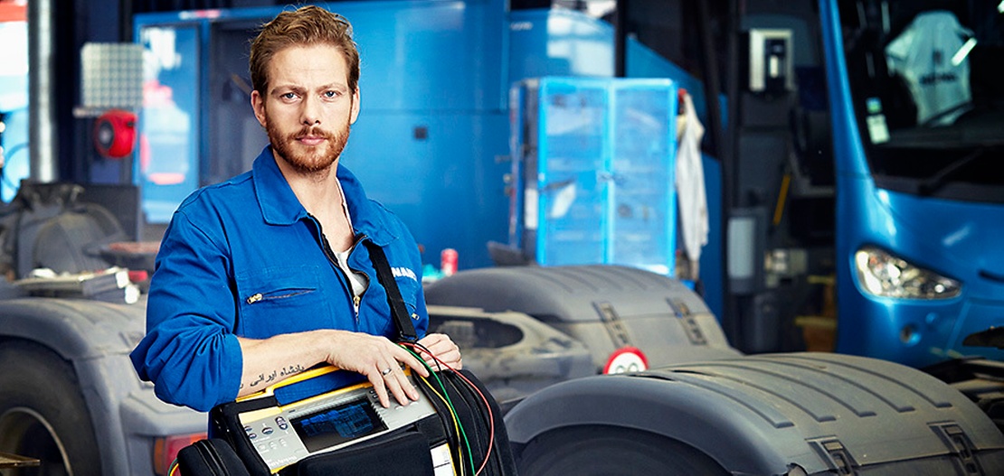 man in werkstatt für Nutzfahrzeuge