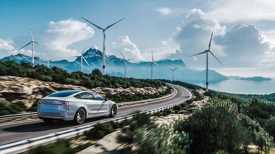 Auto auf Straße, Windräder