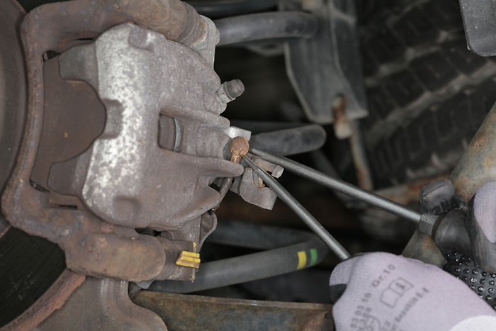 Checking and replacing Handbrake Cables - ZF Aftermarket