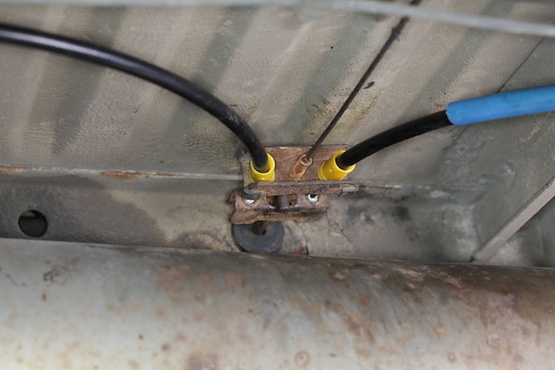 在连接制动软管之前，拆下预填充制动钳的锁定螺丝