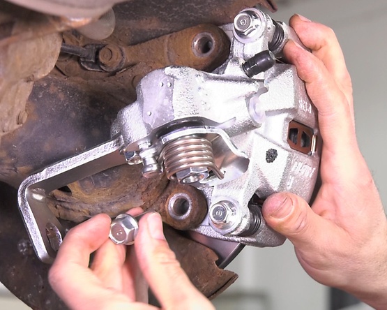 Fast installation of the brake caliper with the brake pads inserted