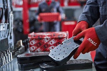 Cambio de pastillas de freno en un vehículo industrial 