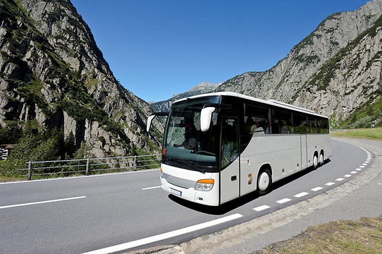 รถบัสรูปภาพ SACHS บนถนนบนภูเขา