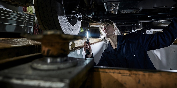dipendente che lavora sulle pacche in officina