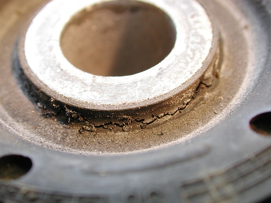 Componente de borracha-metal LEMFOERDER danificado 