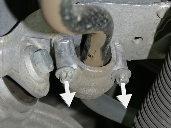 Rimozione dei bulloni di serraggio del supporto barra stabilizzatrice