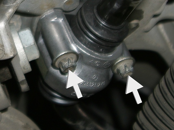 Aperte os parafusos no painel do coxim com o torque especificado.