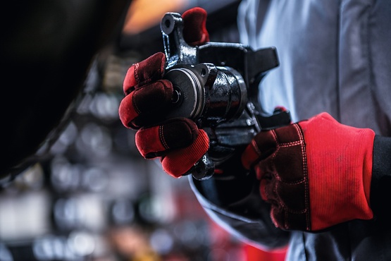 mechanic fitting caliper