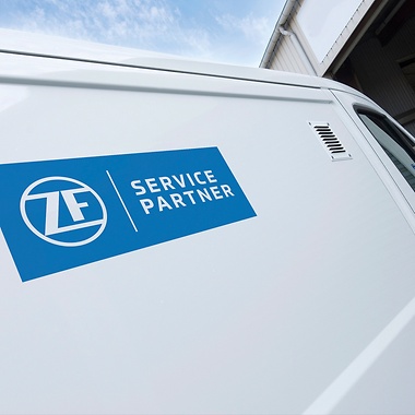 Logotipo de Service Partner en furgoneta