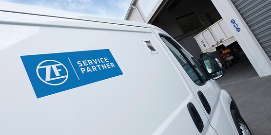 Service Partner Logo auf dem Transporter