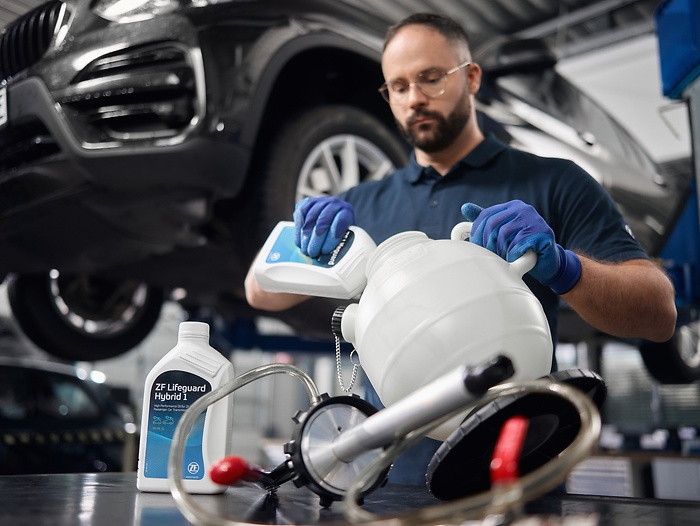ZF Aftermarket ma w portfolio produkty dedykowane napędom hybrydowym - ZF Lifeguard Hybrid Fluids.